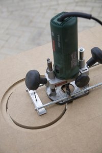 Frezen van de verzinking en de uitsparing van de woofers