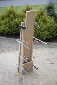 Met een plank er tussen voor de juiste afstand